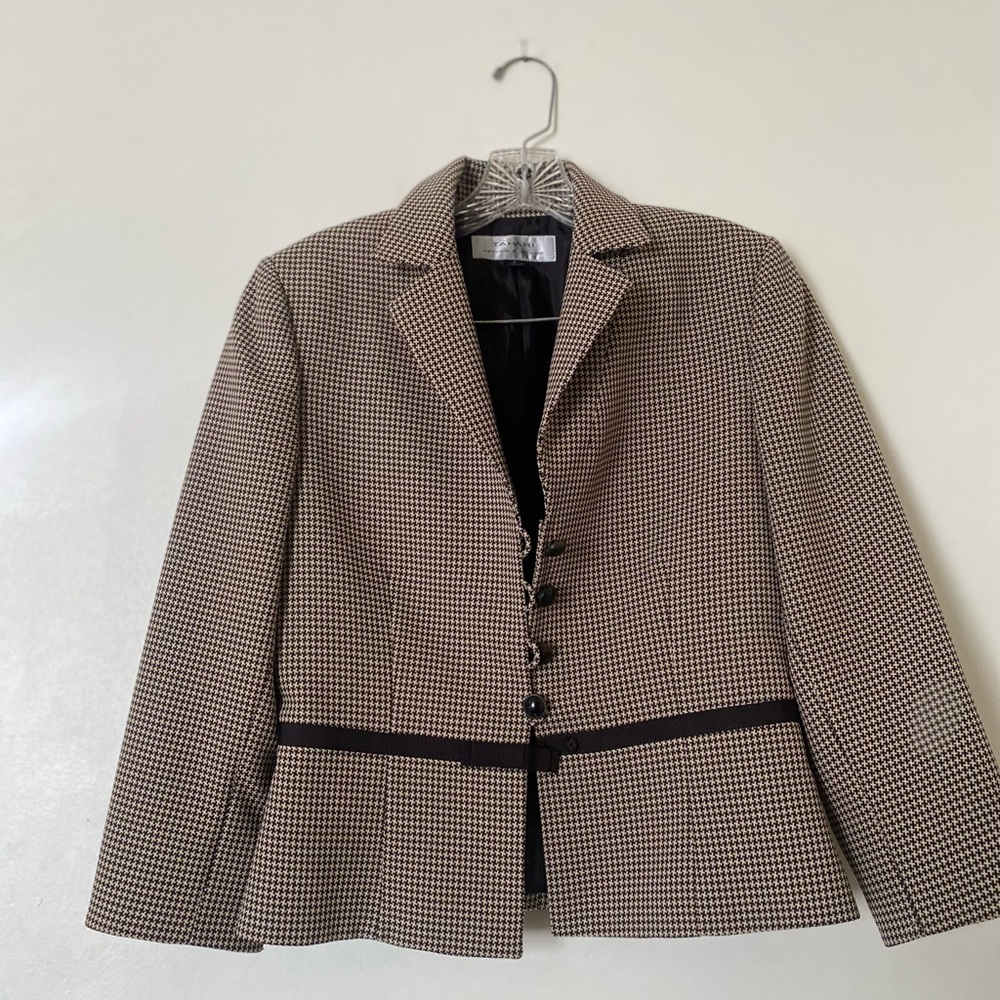 T Tahari Black and Cream Blazer with Tailored Silhouette